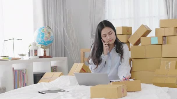 Sorelle Asiatiche Esaminando Elenco Degli Articoli Che Devono Essere Consegnati — Video Stock