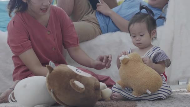 Mutlu Aile Zamanları Asyalı Ebeveynler Evde Karınca Eğitme Oyunu Oynuyorlar — Stok video
