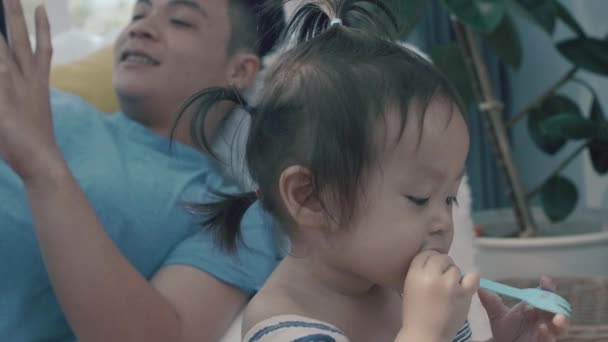 Hija Está Disfrutando Del Pastel Jugando Con Salón Propia Casa — Vídeo de stock