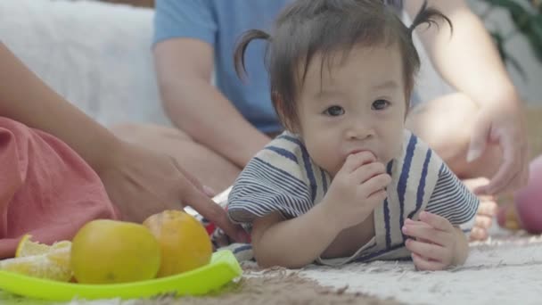 Een Aziatische Moeder Voedt Sinaasappels Voor Haar Dochter Gelukkig Eten — Stockvideo