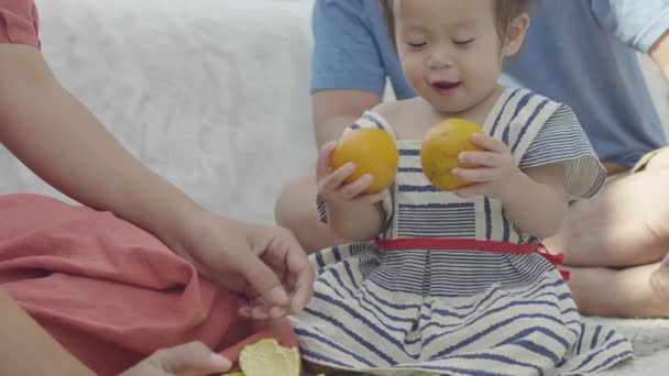 Joyeux Temps Famille Parents Asiatiques Jouant Fourmi Enseigner Fille Maison — Video
