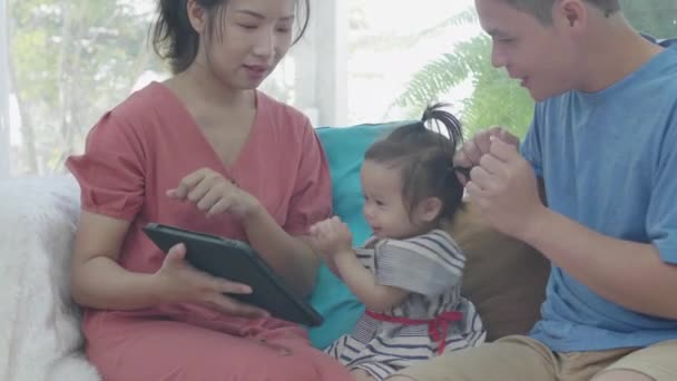 Los Padres Asiáticos Utilizan Una Computadora Tablet Ser Útil Para — Vídeo de stock