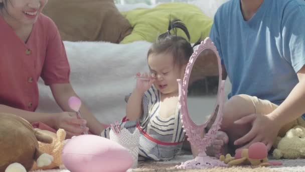 Bom Momento Para Famílias Asiáticas Pais Sentar Assistir Crianças Menina — Vídeo de Stock