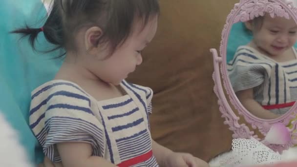 Bra Tid För Asiatiska Familjer Föräldrar Sitter Och Tittar Barn — Stockvideo