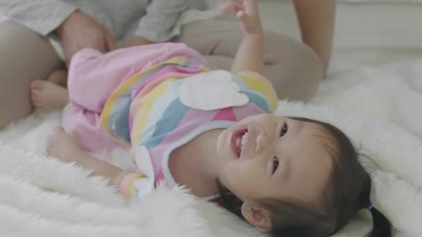 Joyeux Temps Famille Parents Asiatiques Jouant Fourmi Enseigner Fille Maison — Video