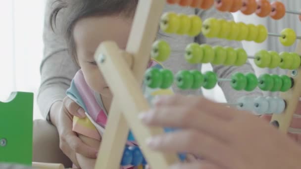 Gelukkige Familie Tijden Aziatische Ouders Spelen Mier Onderwijs Dochter Thuis — Stockvideo