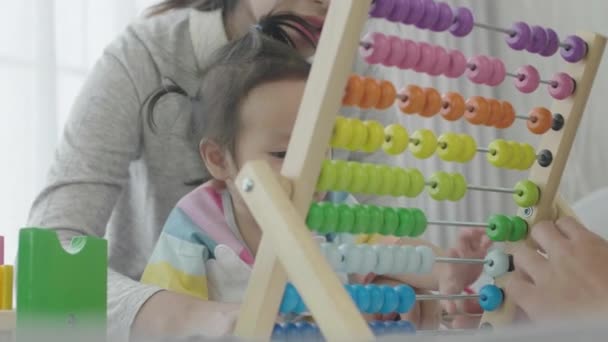 Happy Family Times Pais Asiáticos Jogando Ant Ensino Filha Casa — Vídeo de Stock