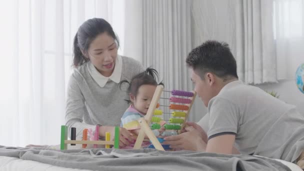 Glückliche Familienzeiten Asiatische Eltern Spielen Ameise Und Unterrichten Tochter Hause — Stockvideo