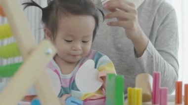 Mutlu aile zamanları, Asyalı ebeveynler evde karınca eğitme oyunu oynuyorlar..