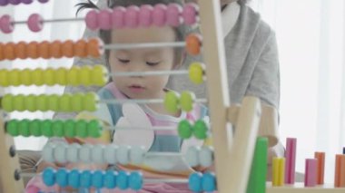 Mutlu aile zamanları, Asyalı ebeveynler evde karınca eğitme oyunu oynuyorlar..