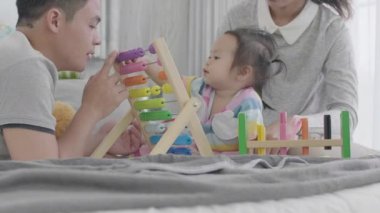 Mutlu aile zamanları, Asyalı ebeveynler evde karınca eğitme oyunu oynuyorlar..