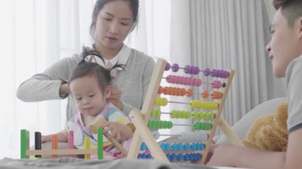 Happy Family Times Pais Asiáticos Jogando Ant Ensino Filha Casa — Vídeo de Stock