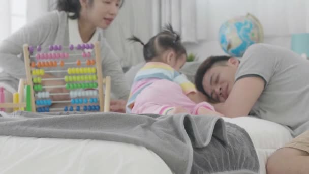 Счастливые Семейные Времена Азиатские Родители Играют Муравьев Обучая Дочь Дома — стоковое видео