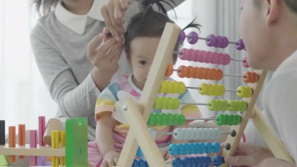 Счастливые Семейные Времена Азиатские Родители Играют Муравьев Обучая Дочь Дома — стоковое видео