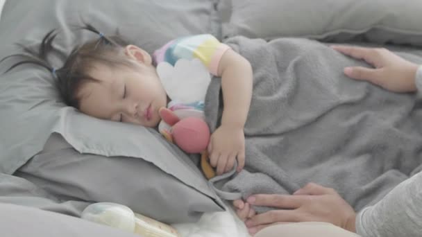 Petit Bébé Asiatique Mignon Dort Heureux Avec Mère Qui Occupe — Video