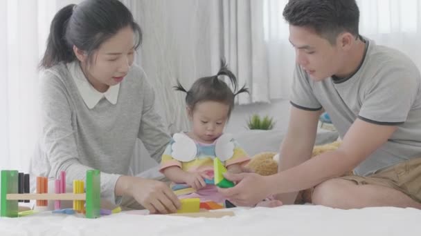 快乐的家庭时光 亚洲父母在家里玩蚂蚁教女儿快乐 — 图库视频影像