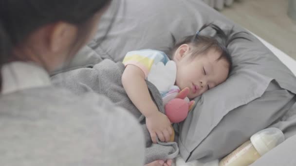 Petit Bébé Asiatique Mignon Dort Heureux Avec Mère Qui Occupe — Video