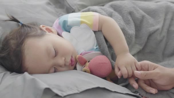 Bebê Asiático Bonito Está Dormindo Feliz Com Mãe Cuidando Perto — Vídeo de Stock