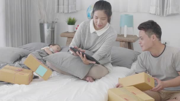 Asiatische Familien Prüfen Die Liste Der Produkte Die Kunden Ausgeliefert — Stockvideo