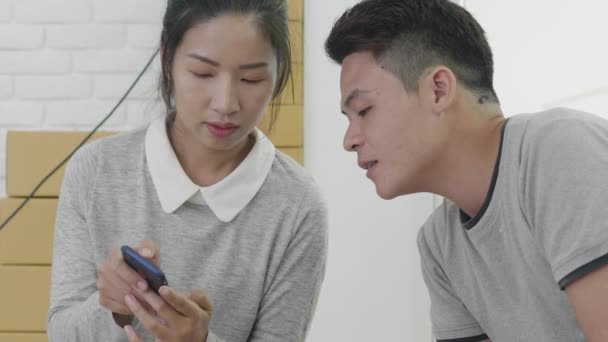 Famiglie Asiatiche Stanno Controllando Elenco Dei Prodotti Che Devono Essere — Video Stock