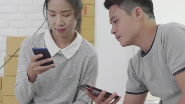 Les Familles Asiatiques Vérifient Liste Des Produits Qui Doivent Être — Video