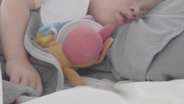 Симпатичный Маленький Азиатский Ребенок Спит Счастливо Матерью Присматривают Пристально — стоковое видео
