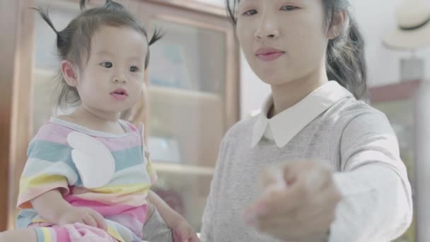 Азійські Батьки Годують Маленьку Доньку Обідом Обіднім Столом Його Власному — стокове відео