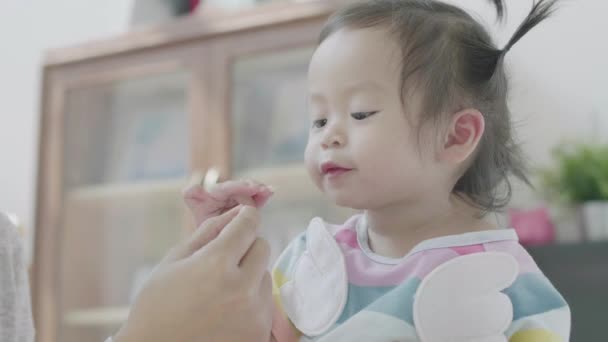 Asyalı Ebeveynler Kendi Evindeki Yemek Masasında Kızına Yemek Yediriyorlar Aile — Stok video