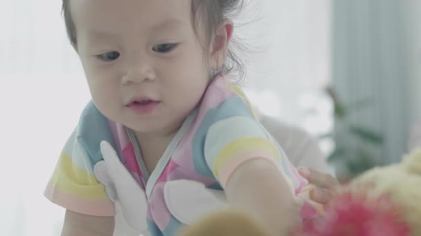 Azjatyccy Rodzice Karmią Małą Córeczkę Lunchem Przy Stole Jego Własnym — Wideo stockowe