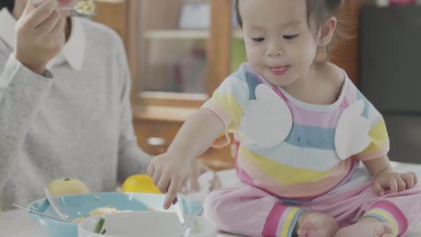 Asiatische Eltern Füttern Das Mittagessen Ihrer Kleinen Tochter Esstisch Eigenen — Stockvideo