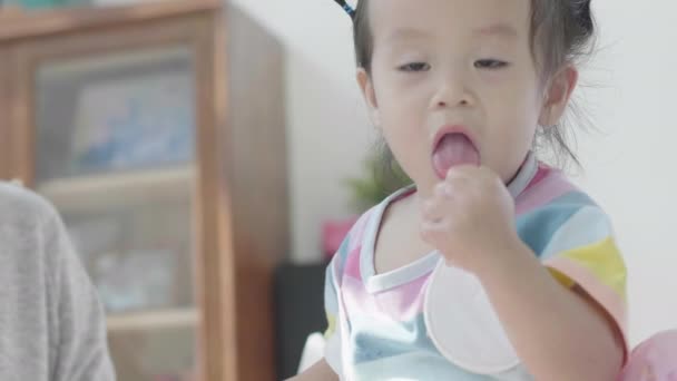 Los Padres Asiáticos Alimentan Del Almuerzo Niña Mesa Comedor Propia — Vídeo de stock