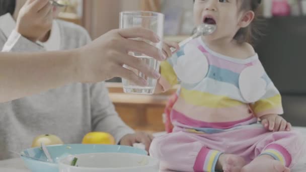 Asiatiska Föräldrar Matar Den Lilla Dotterns Lunch Vid Matbordet Sitt — Stockvideo