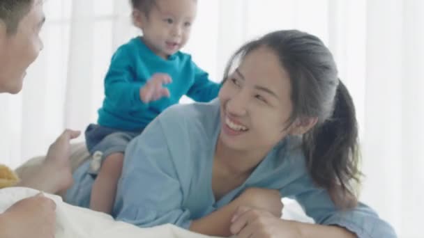 Happy Family Times Pais Asiáticos Jogando Ant Ensino Filha Casa — Vídeo de Stock