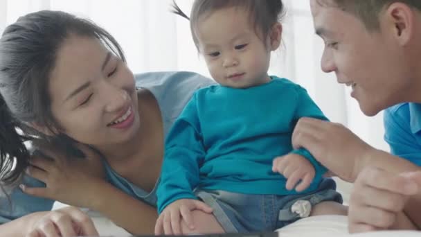 Les Parents Asiatiques Utilisent Ordinateur Tablette Être Utile Dans Enseignement — Video