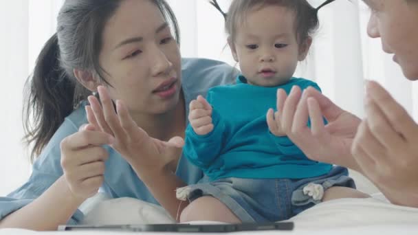 Les Parents Asiatiques Utilisent Ordinateur Tablette Être Utile Dans Enseignement — Video