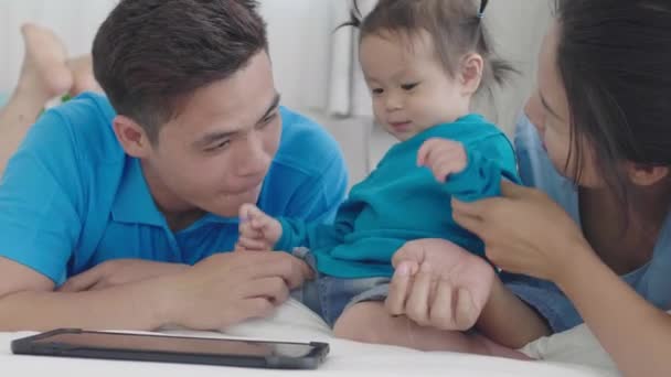 Asyalı Ebeveynler Tablet Bilgisayar Kullanıyorlar Kızına Bir Şeyler Öğretmek Için — Stok video