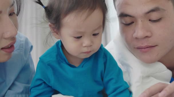 Aziatische Ouders Gebruiken Een Tablet Computer Nuttig Zijn Bij Het — Stockvideo
