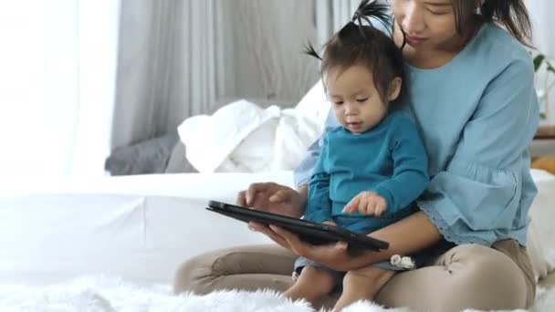 Asian Parents Using Tablet Computer Useful Teaching His Daughter Using – stockvideo