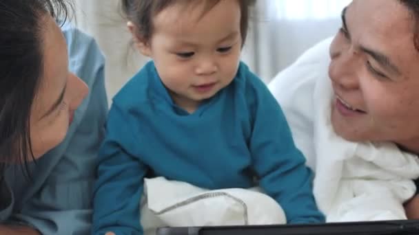 Asyalı Ebeveynler Tablet Bilgisayar Kullanıyorlar Kızına Bir Şeyler Öğretmek Için — Stok video