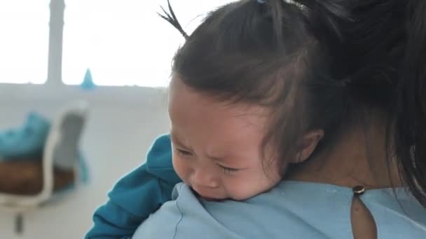 アジア系の女の子が泣いて混乱しています 小さな子供が眠いとき 泣いていることはそれが取られなければならないという兆候です — ストック動画