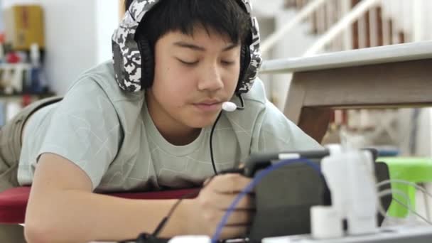 Азіатський Хлопчик Грає Онлайн Друзями Допомогою Планшетного Комп Ютера Молоді — стокове відео