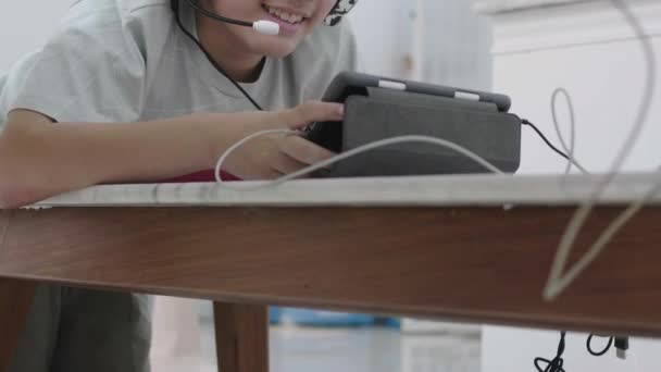 Asijský Chlapec Hraní Online Hry Přáteli Pomocí Tabletu Počítače Mladí — Stock video