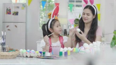 Kız ve kız kardeşim Şükran Günü 'nde Paskalya yumurtalarını boyayarak eğleniyorlar. Paskalya konsepti