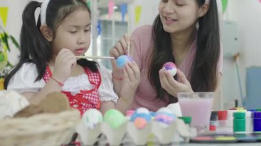 Kız ve kız kardeşim Şükran Günü 'nde Paskalya yumurtalarını boyayarak eğleniyorlar. Paskalya konsepti