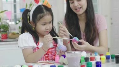 Kız ve kız kardeşim Şükran Günü 'nde Paskalya yumurtalarını boyayarak eğleniyorlar. Paskalya konsepti