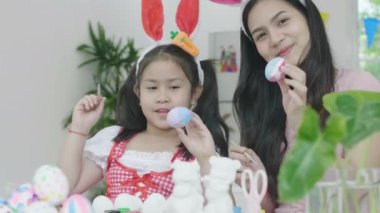 Kız ve kız kardeşim Şükran Günü 'nde Paskalya yumurtalarını boyayarak eğleniyorlar. Paskalya konsepti