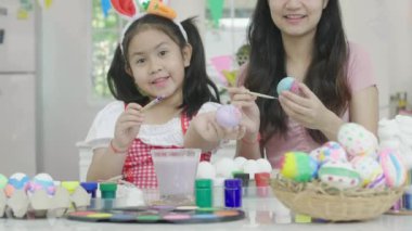 Kız ve kız kardeşim Şükran Günü 'nde Paskalya yumurtalarını boyayarak eğleniyorlar. Paskalya konsepti