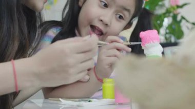 Kardeş ve kardeş Şükran Günü 'nü kutlamak için renkli alçılarla süsleyin. Paskalya Günü Konsepti.