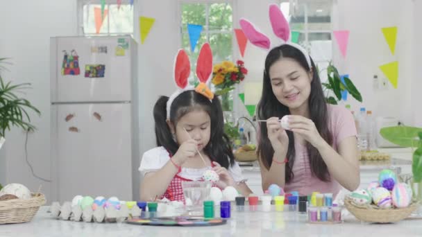 Hermana Hermana Que Divierten Coloreando Huevos Pascua Con Motivo Acción — Vídeo de stock