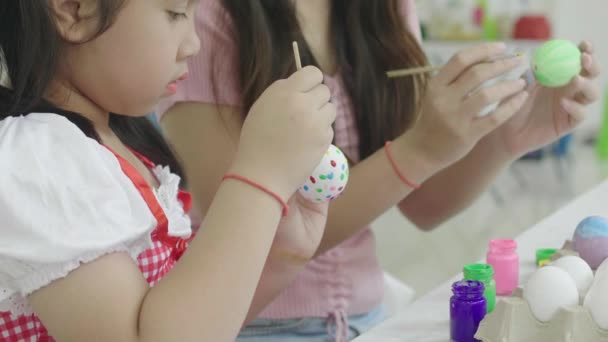 Hermana Hermana Que Divierten Coloreando Huevos Pascua Con Motivo Acción — Vídeos de Stock